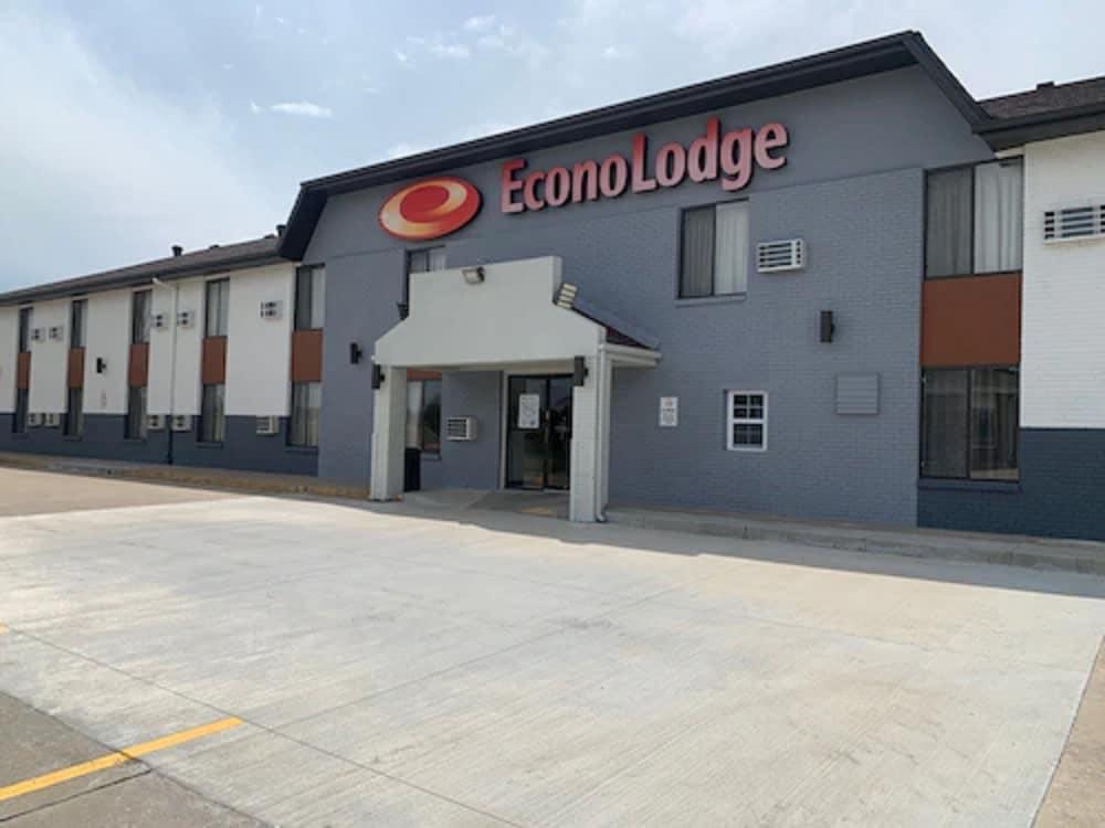 Red Lion Inn & Suites Olathe Kansas City Exterior photo