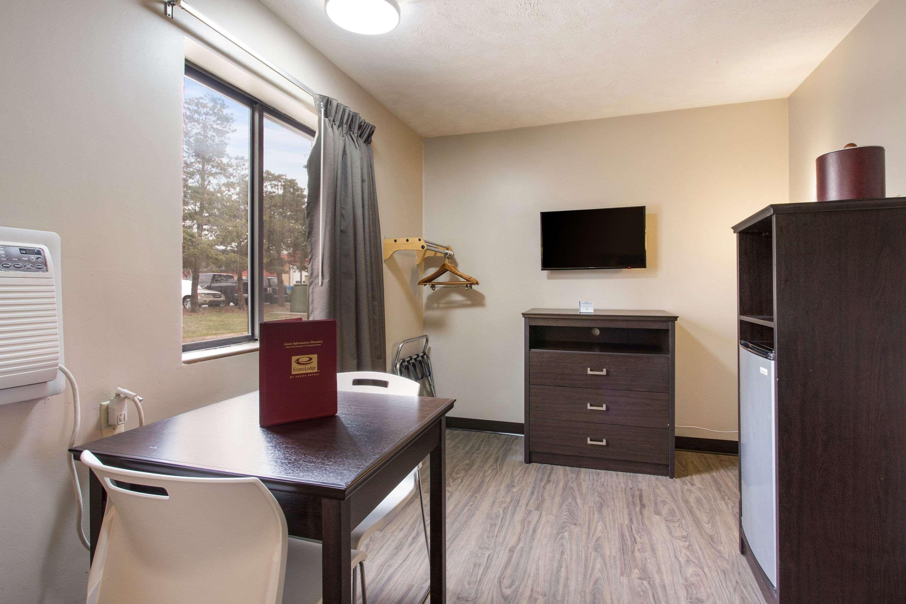 Red Lion Inn & Suites Olathe Kansas City Exterior photo