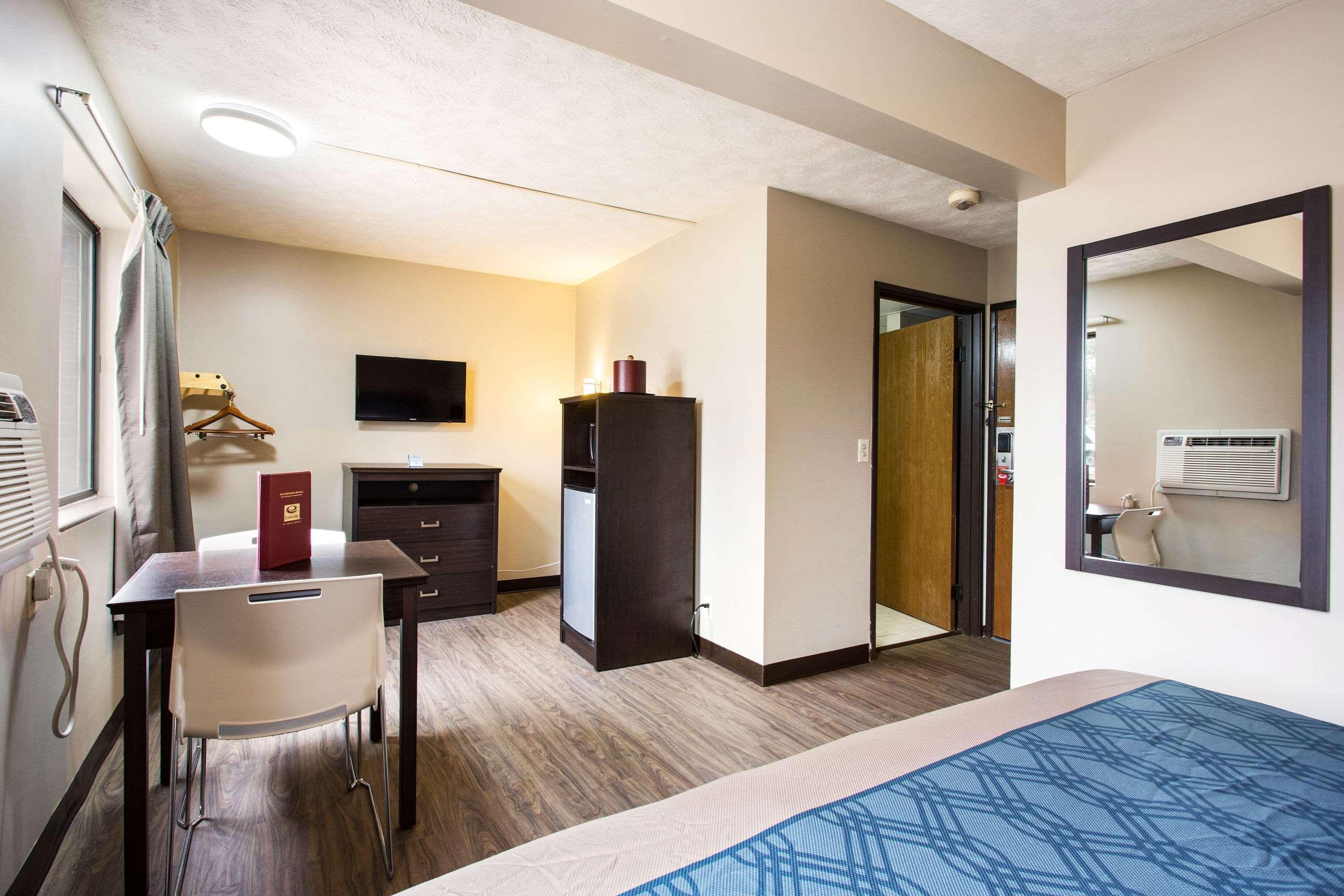 Red Lion Inn & Suites Olathe Kansas City Exterior photo