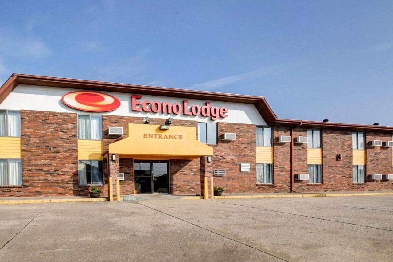 Red Lion Inn & Suites Olathe Kansas City Exterior photo