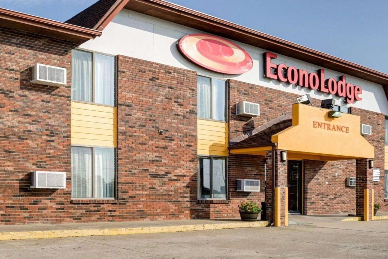 Red Lion Inn & Suites Olathe Kansas City Exterior photo