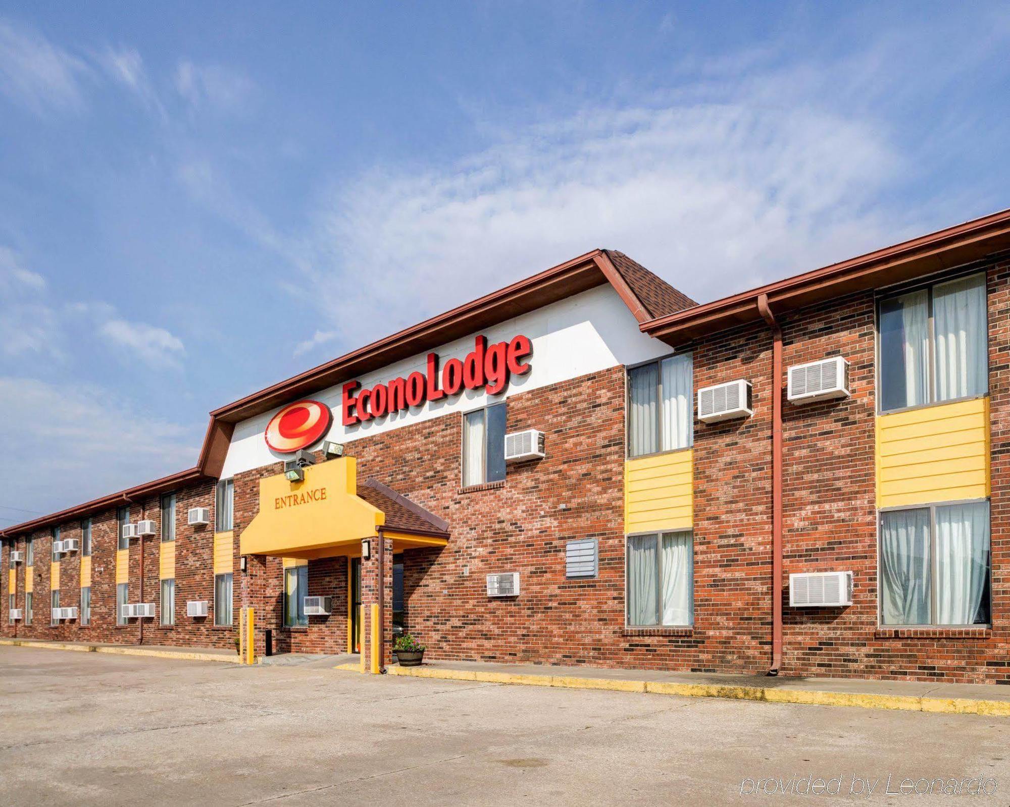 Red Lion Inn & Suites Olathe Kansas City Exterior photo